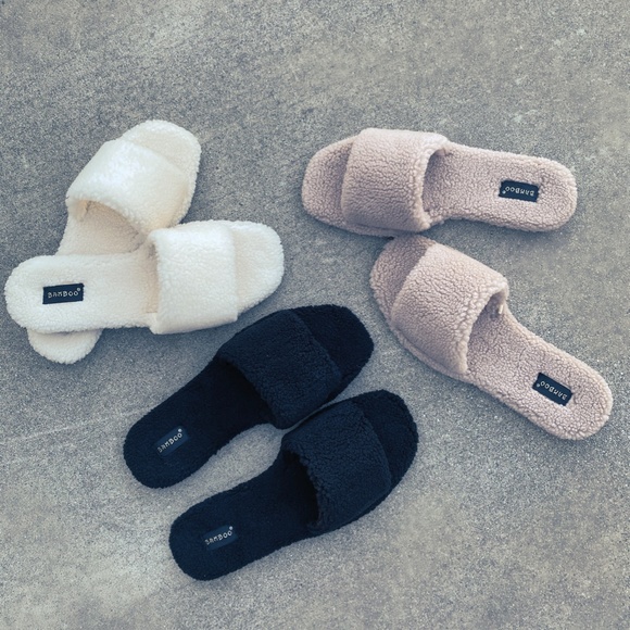 Shoes - Size 9 Ivory Faux Sherpa Slide Sandals